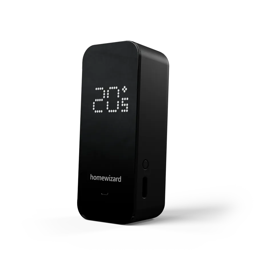Schuin vooraanzicht van de HomeWizard Temperature Humidity Meter met temperatuur op het display