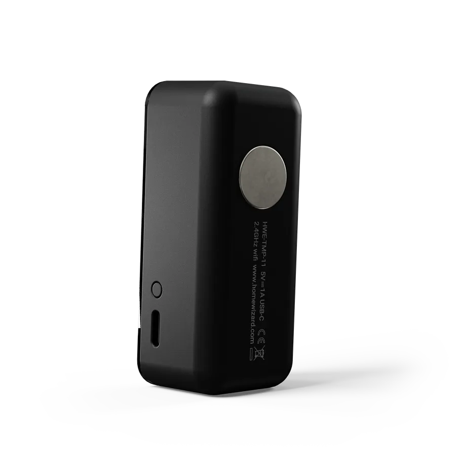 Schuin achteraanzicht van de HomeWizard Temperature Humidity Meter met magneetbevestiging zichtbaar